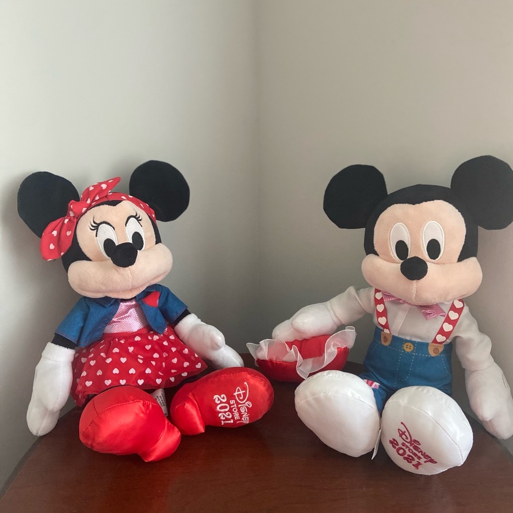Disney Store 2021 Valentines Mickey and Minnie plush 16” Red White Blue